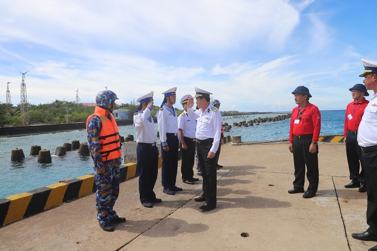 Tập đoàn Dầu khí Việt Nam thăm cán bộ chiến sĩ, người dân tại huyện đảo Trường Sa và Nhà giàn DK1/20