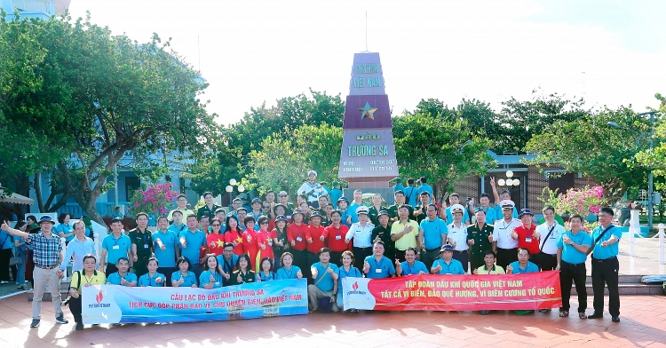 Tập đoàn Dầu khí Việt Nam thăm cán bộ chiến sĩ, người dân tại huyện đảo Trường Sa và Nhà giàn DKI/20 Tập đoàn Dầu khí Việt Nam thăm cán bộ chiến sĩ, người dân tại huyện đảo Trường Sa và Nhà giàn DK1/20
