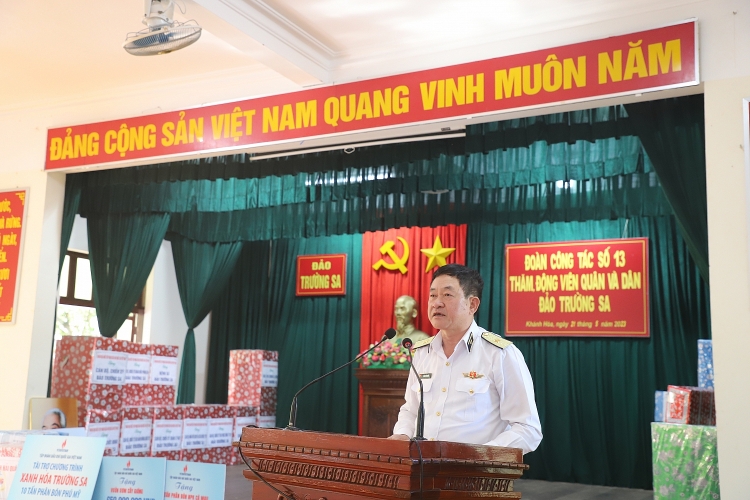 Tập đoàn Dầu khí Việt Nam thăm cán bộ chiến sĩ, người dân tại huyện đảo Trường Sa và Nhà giàn DKI/20 Tập đoàn Dầu khí Việt Nam thăm cán bộ chiến sĩ, người dân tại huyện đảo Trường Sa và Nhà giàn DK1/20