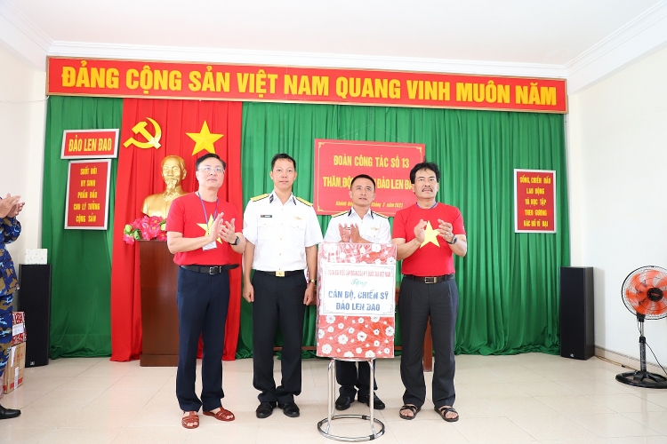 Tập đoàn Dầu khí Việt Nam thăm cán bộ chiến sĩ, người dân tại huyện đảo Trường Sa và Nhà giàn DKI/20 Tập đoàn Dầu khí Việt Nam thăm cán bộ chiến sĩ, người dân tại huyện đảo Trường Sa và Nhà giàn DK1/20