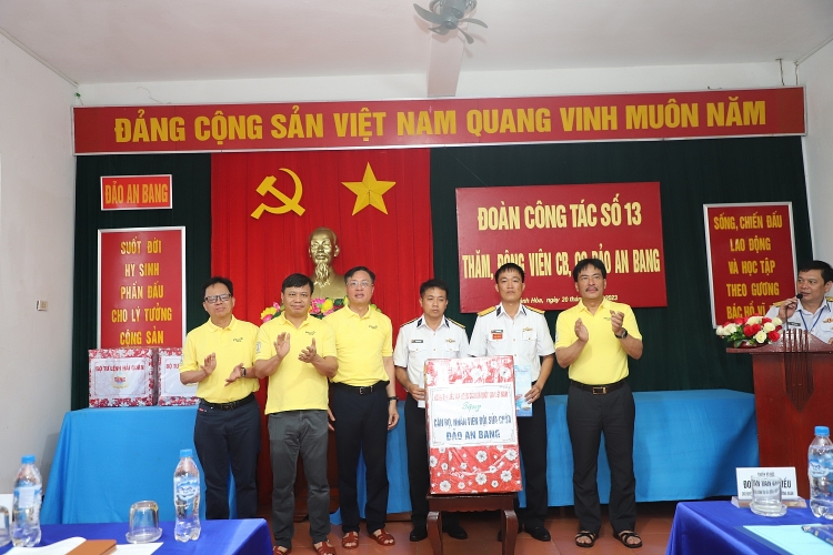 Tập đoàn Dầu khí Việt Nam thăm cán bộ chiến sĩ, người dân tại huyện đảo Trường Sa và Nhà giàn DKI/20 Tập đoàn Dầu khí Việt Nam thăm cán bộ chiến sĩ, người dân tại huyện đảo Trường Sa và Nhà giàn DKI/20