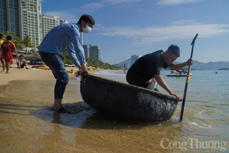 Thú vị hội thi bơi thúng, lắc thúng tại thành phố Nha Trang Thú vị hội thi bơi thúng, lắc thúng tại thành phố Nha Trang