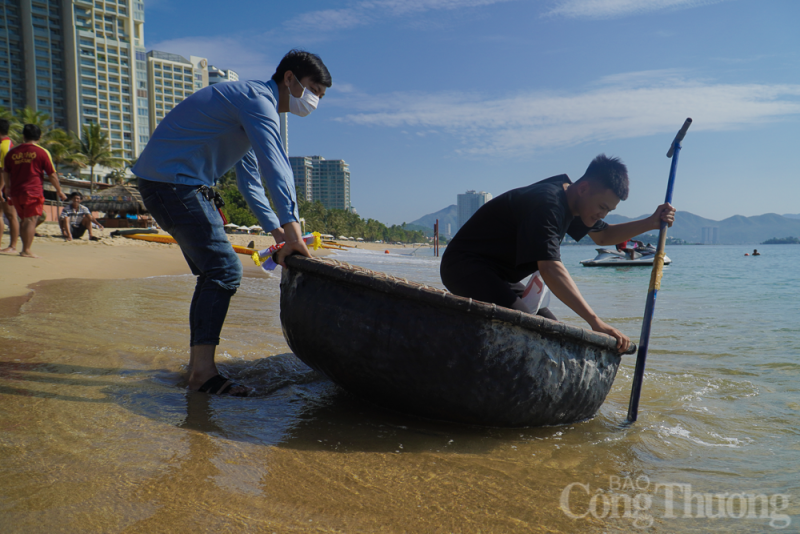 Thú vị hội thi bơi thúng, lắc thúng tại thành phố Nha Trang