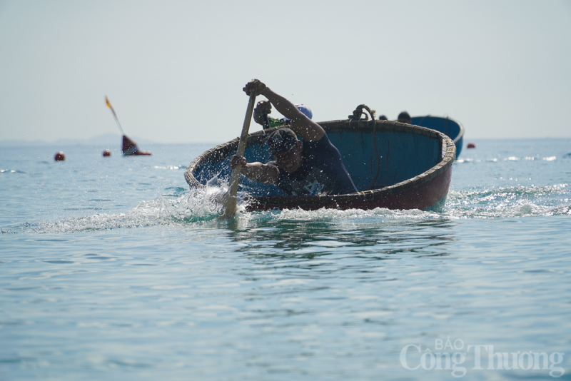 Thú vị hội thi bơi thúng, lắc thúng tại thành phố Nha Trang Thú vị hội thi bơi thúng, lắc thúng tại thành phố Nha Trang