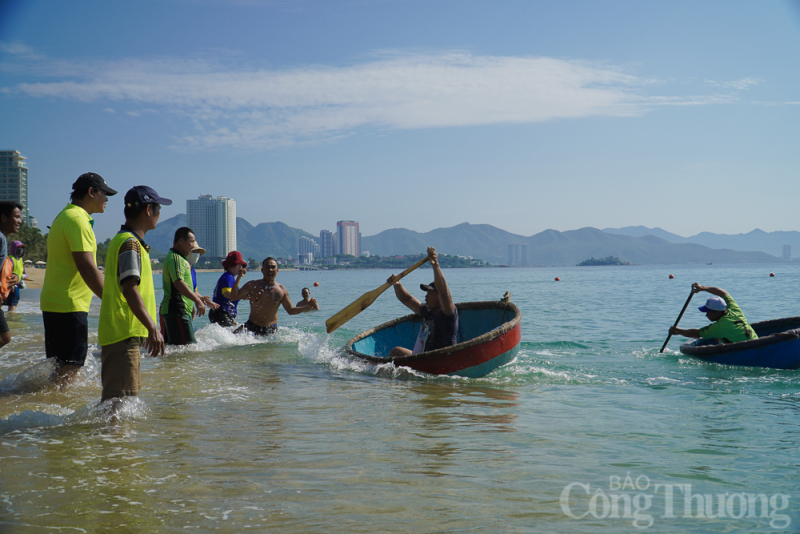 Thú vị hội thi bơi thúng, lắc thúng tại thành phố Nha Trang Thú vị hội thi bơi thúng, lắc thúng tại thành phố Nha Trang