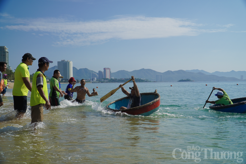 Thú vị hội thi bơi thúng, lắc thúng tại thành phố Nha Trang