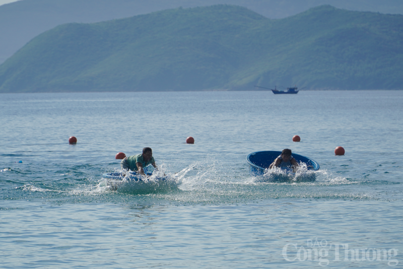 Thú vị hội thi bơi thúng, lắc thúng tại thành phố Nha Trang Thú vị hội thi bơi thúng, lắc thúng tại thành phố Nha Trang