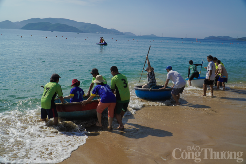 Thú vị hội thi bơi thúng, lắc thúng tại thành phố Nha Trang Thú vị hội thi bơi thúng, lắc thúng tại thành phố Nha Trang