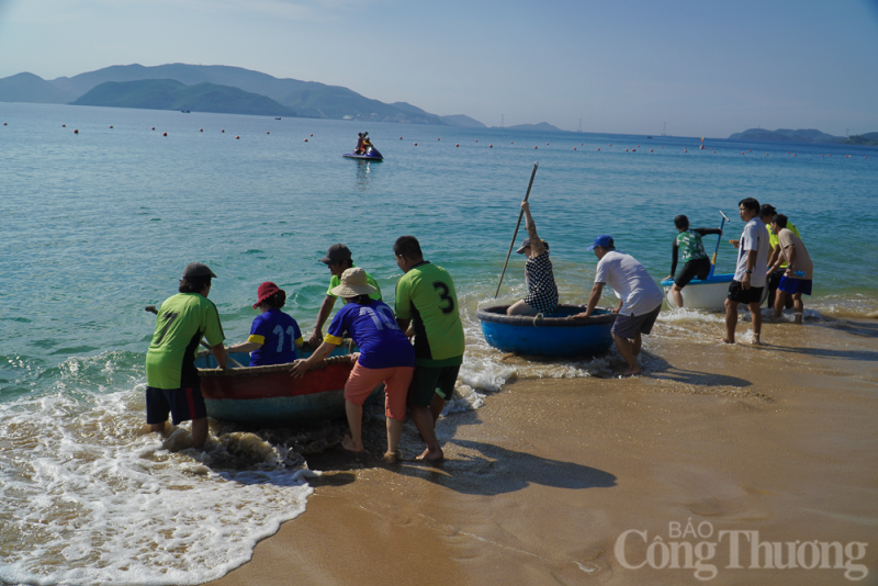 Thú vị hội thi bơi thúng, lắc thúng tại thành phố Nha Trang