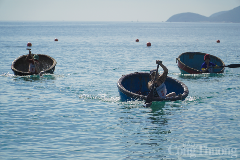 Thú vị hội thi bơi thúng, lắc thúng tại thành phố Nha Trang Thú vị hội thi bơi thúng, lắc thúng tại thành phố Nha Trang