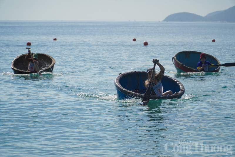 Thú vị hội thi bơi thúng, lắc thúng tại thành phố Nha Trang