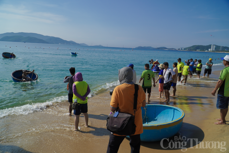 Thú vị hội thi bơi thúng, lắc thúng tại thành phố Nha Trang Thú vị hội thi bơi thúng, lắc thúng tại thành phố Nha Trang