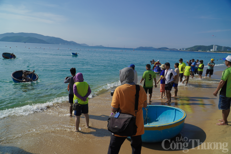 Thú vị hội thi bơi thúng, lắc thúng tại thành phố Nha Trang