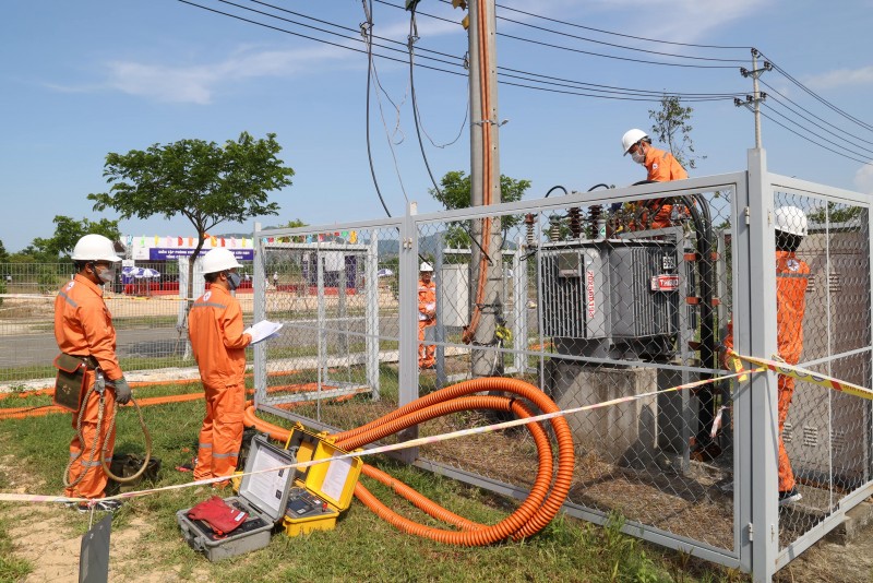 Lực lượng xung kích tham gia diễn tập thực hiện đo, kiểm tra các thông số máy biến áp của khách hàng sau sự cố