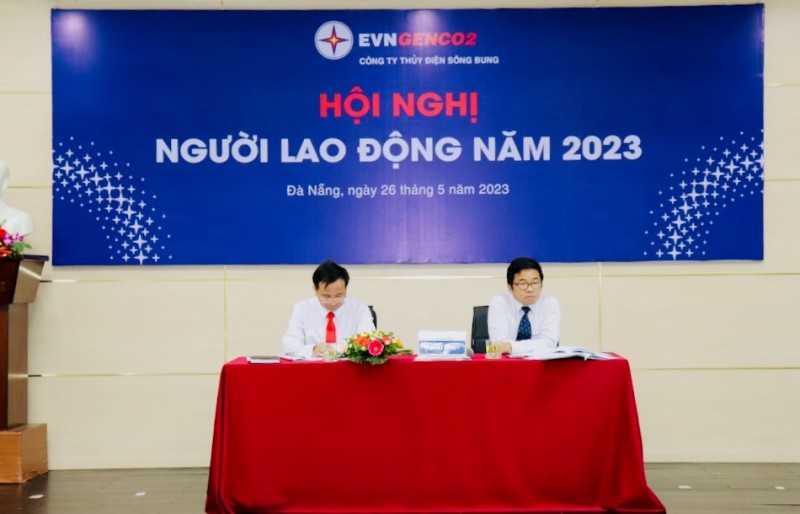 Chủ trì Hội nghị ông Lê Đình Bản - Giám đốc (người bên phải), ông Vương Thành Chung - Phó Giám đốc, Chủ tịch Công đoàn Công ty.