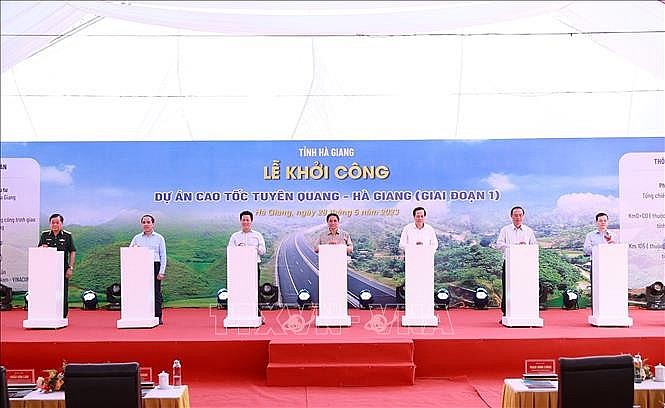 Thủ tướng Phạm Minh Chính và các đại biểu khởi công Dự án cao tốc Tuyên Quang - Hà Giang giai đoạn 1. 