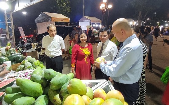 5 thang tong muc ban le hang hoa va doanh thu dich vu tieu dung tang 126