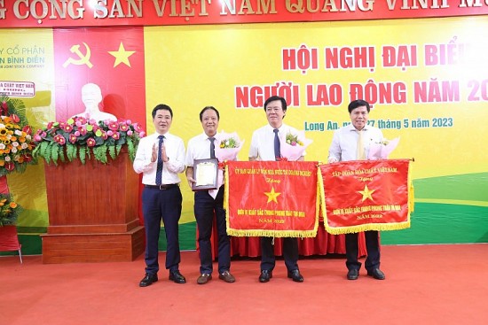 Người lao động Công ty CP Phân bón Bình Điền đoàn kết nỗ lực vượt qua khó khăn thử thách