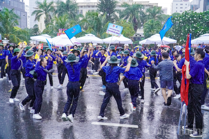 Nha Trang: Hàng nghìn học sinh “đội mưa” diễu hành nghi thức Đội, múa dân vũ