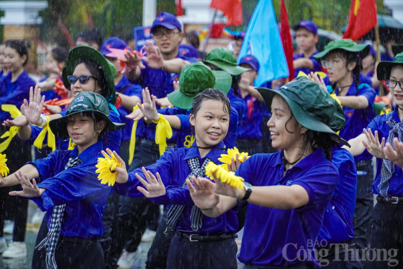 Nha Trang: Hàng nghìn học sinh “đội mưa” diễu hành nghi thức Đội, múa dân vũ