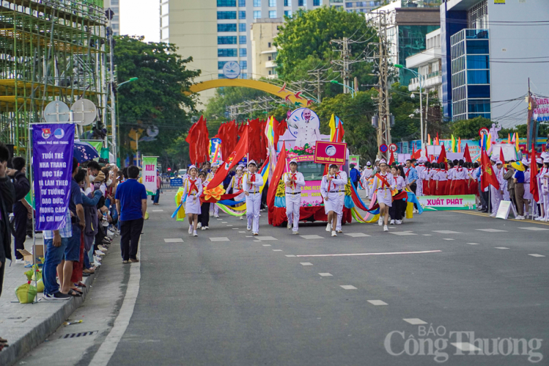 Nha Trang: Hàng nghìn học sinh “đội mưa” diễu hành nghi thức Đội, múa dân vũ