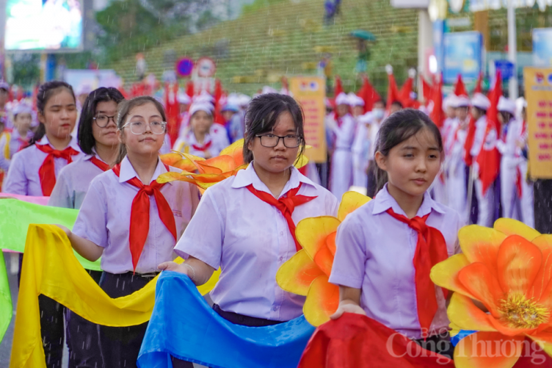 Nha Trang: Hàng nghìn học sinh “đội mưa” diễu hành nghi thức Đội, múa dân vũ