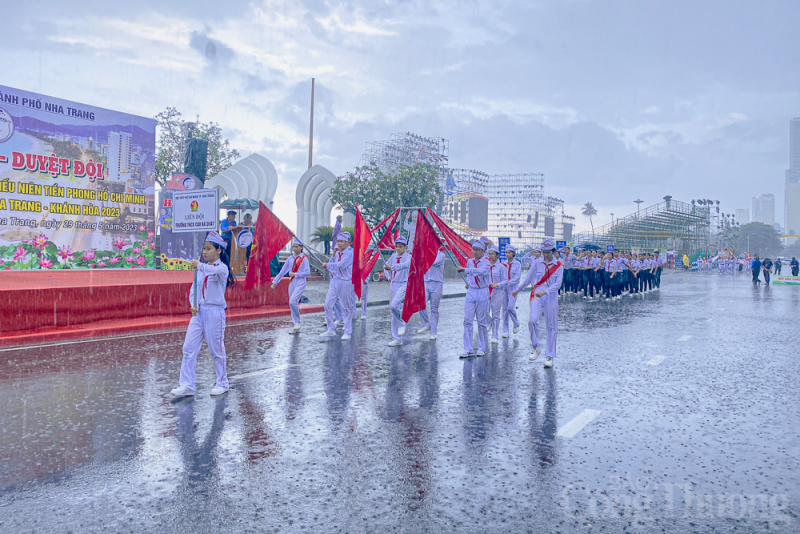 Nha Trang: Hàng nghìn học sinh “đội mưa” diễu hành nghi thức Đội, múa dân vũ