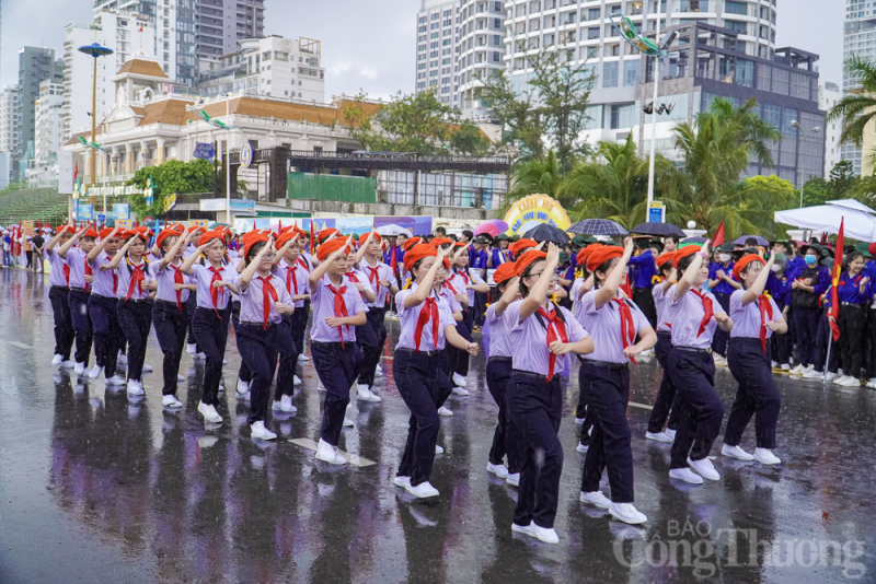 Nha Trang: Hàng nghìn học sinh “đội mưa” diễu hành nghi thức Đội, múa dân vũ