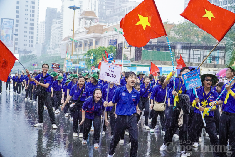 Nha Trang: Hàng nghìn học sinh “đội mưa” diễu hành nghi thức Đội, múa dân vũ