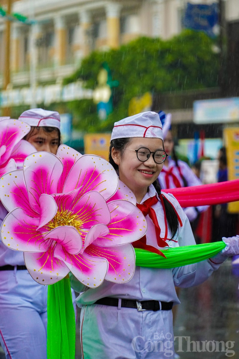 Nha Trang: Hàng nghìn học sinh “đội mưa” diễu hành nghi thức Đội, múa dân vũ