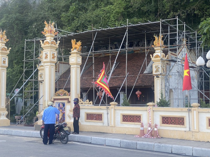 Khu vực mái che bài thơ cổ thuộc Khu di tích lịch sử và thắng cảnh núi Bài Thơ được phủ phim bao che toàn bộ