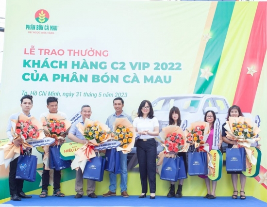 cong ty co phan phan bon dau khi ca mau trao 7 xe ban tai cho khach hang xuat sac