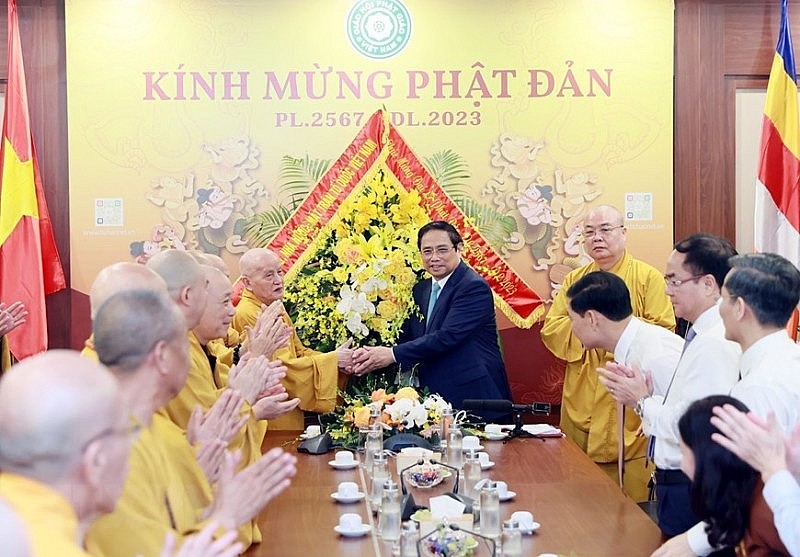 Thủ tướng Phạm Minh Chính chúc mừng các Chư tôn Giáo phẩm Giáo hội Phật giáo Việt Nam.