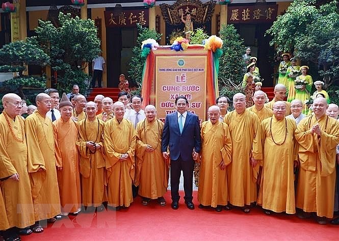 Thủ tướng Phạm Minh Chính chụp ảnh chung cùng các Chư tôn Giáo phẩm Giáo hội Phật giáo Việt Nam.