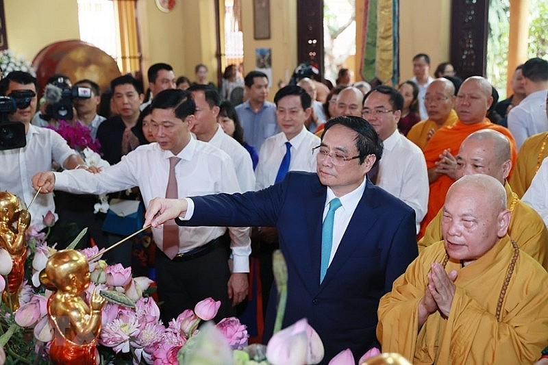 Thủ tướng Phạm Minh Chính và các Chư tôn Giáo phẩm cùng các đại biểu thực hiện nghi thức Tắm Phật tại chùa Quán Sứ, Hà Nội.