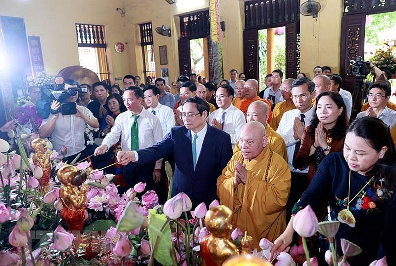 Hình ảnh Thủ tướng Phạm Minh Chính và các Chư tôn Giáo phẩm cùng các đại biểu thực hiện nghi thức Tắm Phật tại chùa Quán Sứ, Hà Nội.