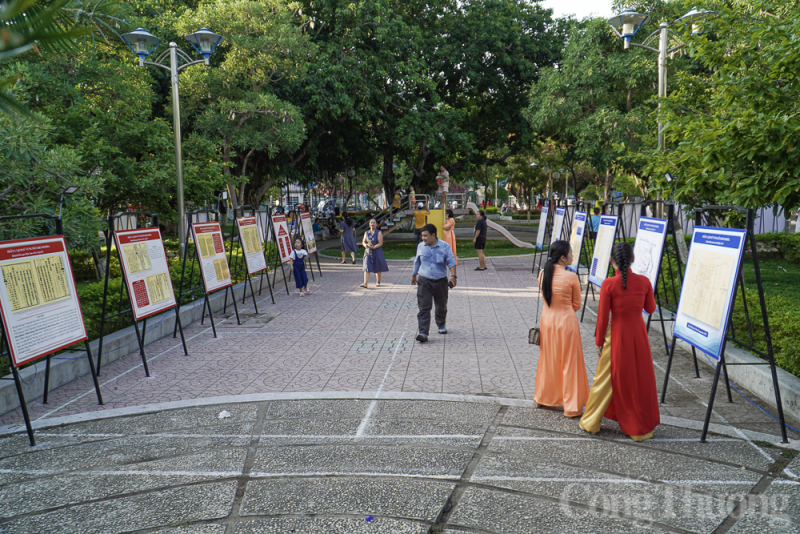 Trưng bày 52 tài liệu ghi chép liên quan đến lịch sử tỉnh Khánh Hòa Trưng bày 52 tài liệu ghi chép liên quan đến lịch sử tỉnh Khánh Hòa