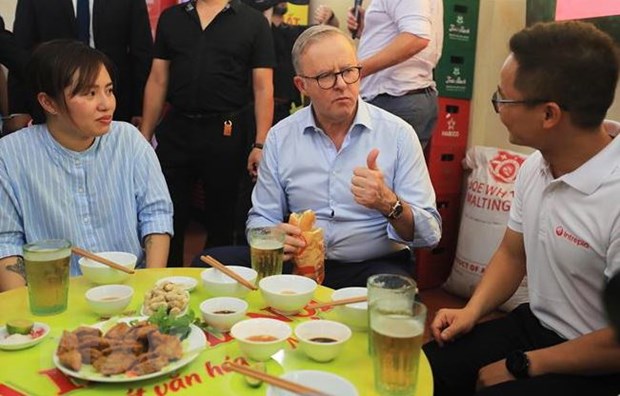 Thu tuong Australia Anthony Albanese uong bia hoi, an banh my Ha Noi hinh anh 1