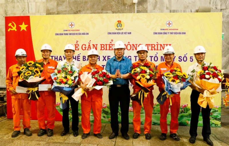 Gắn biển công trình thay bánh xe công tác tổ máy H5 Nhà máy Thuỷ điện Hoà Bình