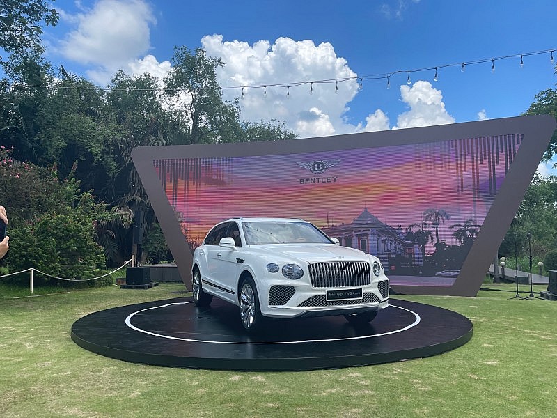 Dòng xe sang Bentayga EWB Azure của Bentley đã có mặt tại Việt Nam