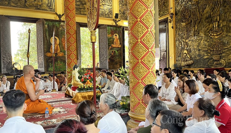 Đông đảo tăng ni, phật tử tham dự lễ Phật đản tại Làng Văn hóa