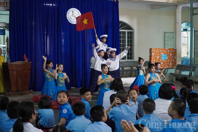 Phó Thủ tướng Trần Lưu Quang thăm Trung tâm Phục hồi chức năng giáo dục trẻ em khuyết tật tỉnh Khánh Hoà