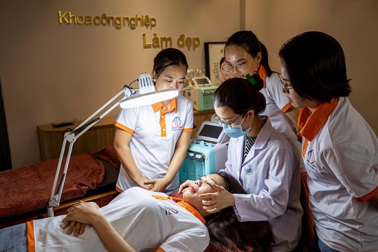 Trường Trung cấp Đức Minh ra mắt ngành chăm sóc sắc đẹp, chăm sóc mẹ và bé