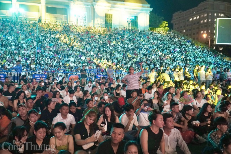 Biển người đổ về Lễ khai mạc Festival Biển Nha Trang 2023