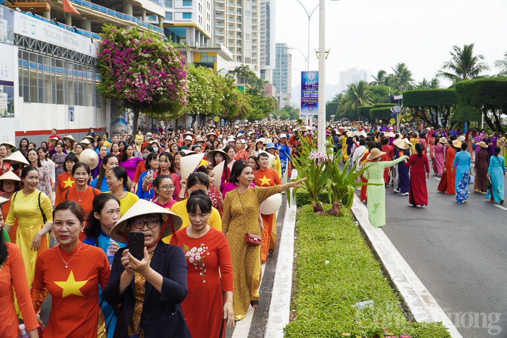 Hơn 6.000 phụ nữ mặc áo dài diễu hành tại Nha Trang