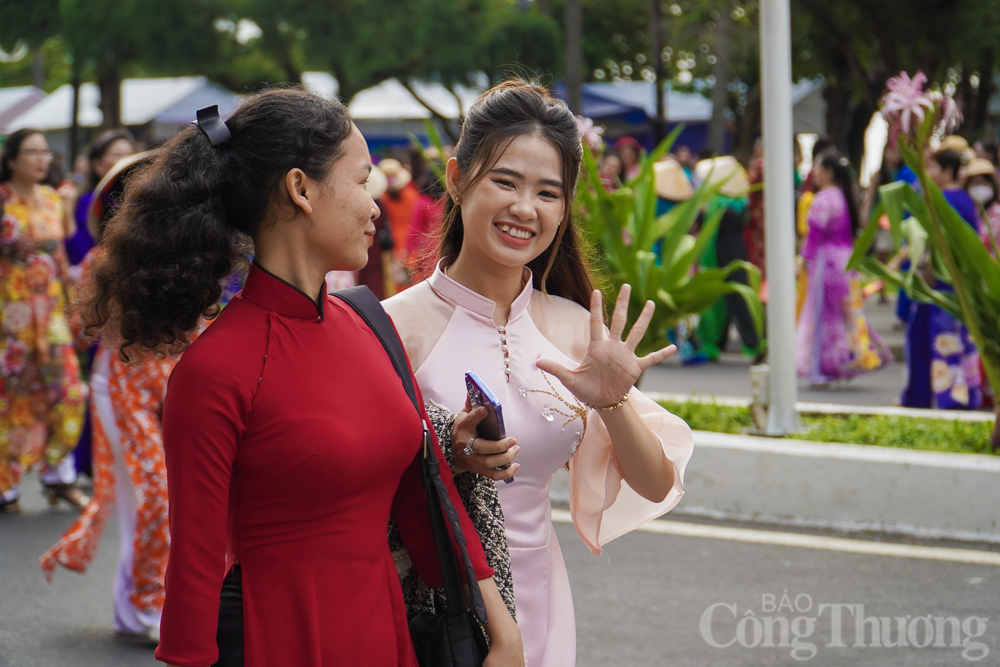 Hơn 6.000 phụ nữ mặc áo dài diễu hành tại Nha Trang Hơn 6.000 phụ nữ mặc áo dài diễu hành tại Nha Trang