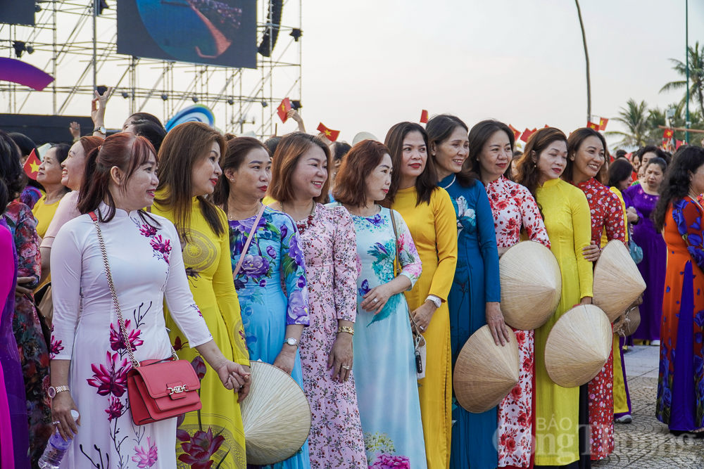 Hơn 6.000 phụ nữ mặc áo dài diễu hành tại Nha Trang Hơn 6.000 phụ nữ mặc áo dài diễu hành tại Nha Trang