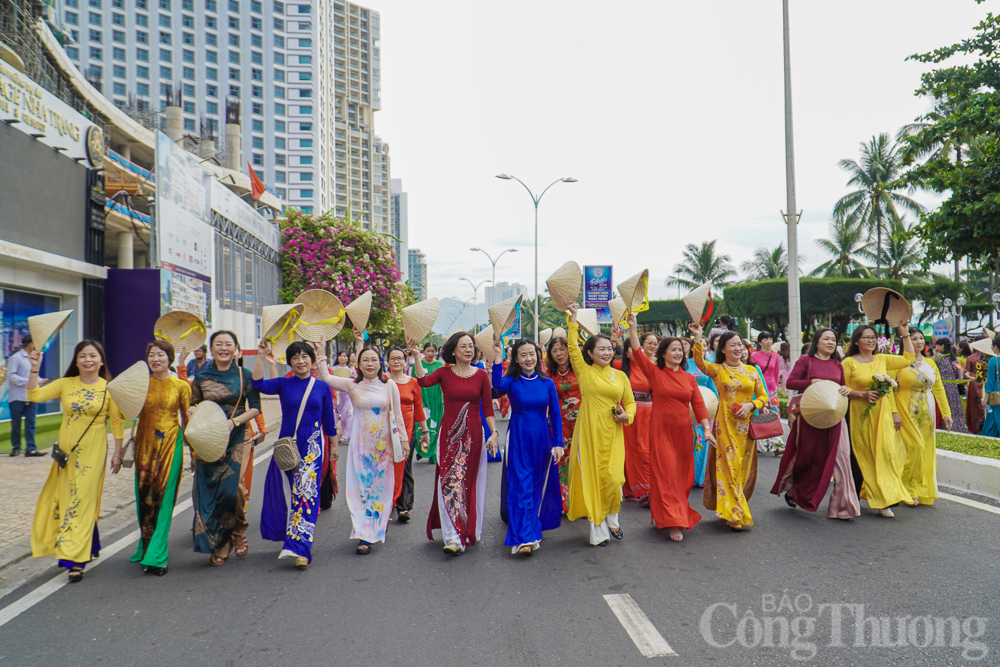 Hơn 6.000 phụ nữ mặc áo dài diễu hành tại Nha Trang Hơn 6.000 phụ nữ mặc áo dài diễu hành tại Nha Trang
