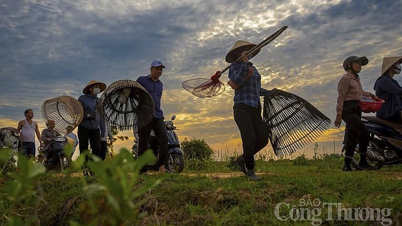 Độc đáo lễ hội cả làng mang nơm, lưới đi bắt cá ở Hà Tĩnh