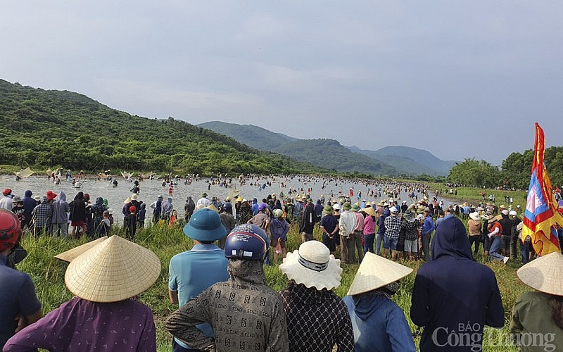 Độc đáo lễ hội cả làng mang nơm, lưới đi bắt cá ở Hà Tĩnh